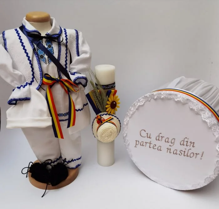 Set Traditional Botez - Costumas baietel Cutie pentru trusou Lumanare 2