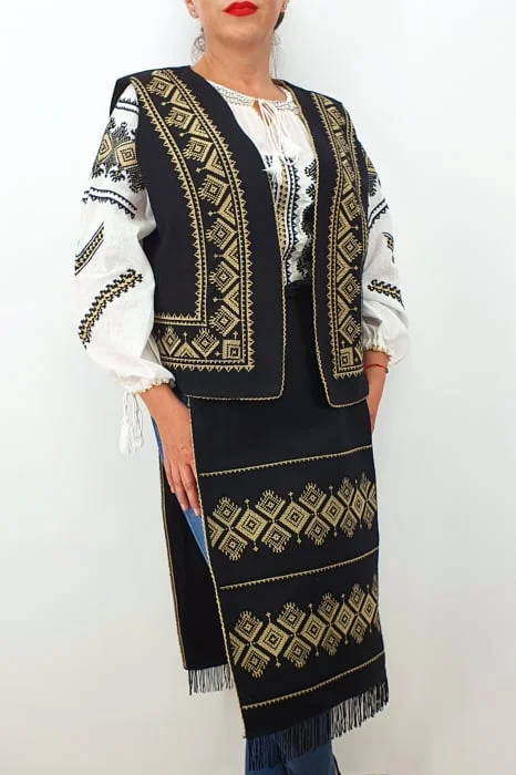 Costum Traditional Vesta si 2 Fote brodate cu model traditional 3