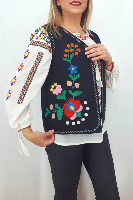 Vesta brodata cu model traditional Angi 8