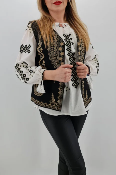 Vesta brodata cu model traditional Angelica 3