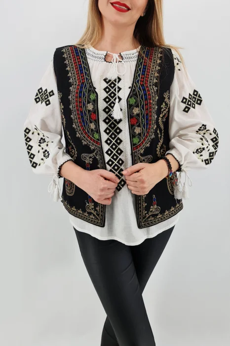Vesta brodata cu model traditional Angelica 4