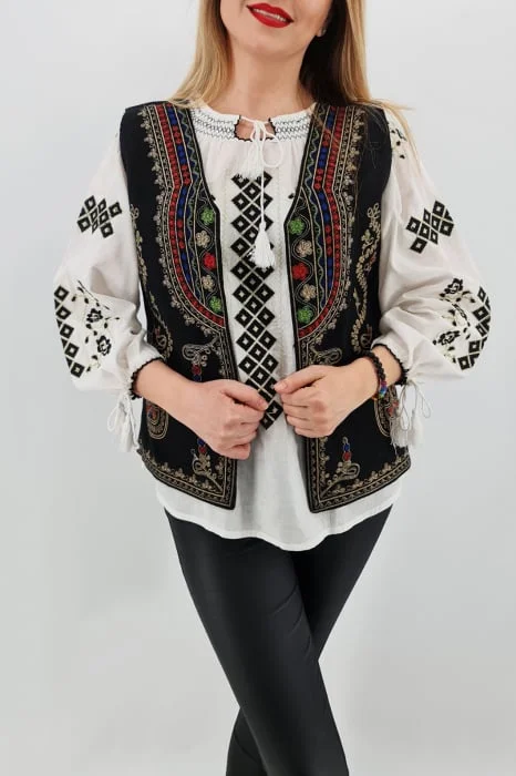 Vesta brodata cu model traditional Angelica 4