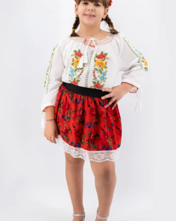 Ie traditionala fetite Lora
