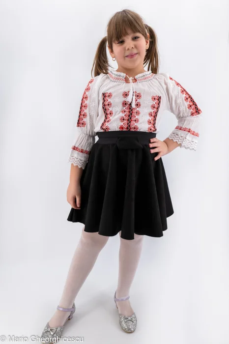 Ie traditionala fetite Mihaela