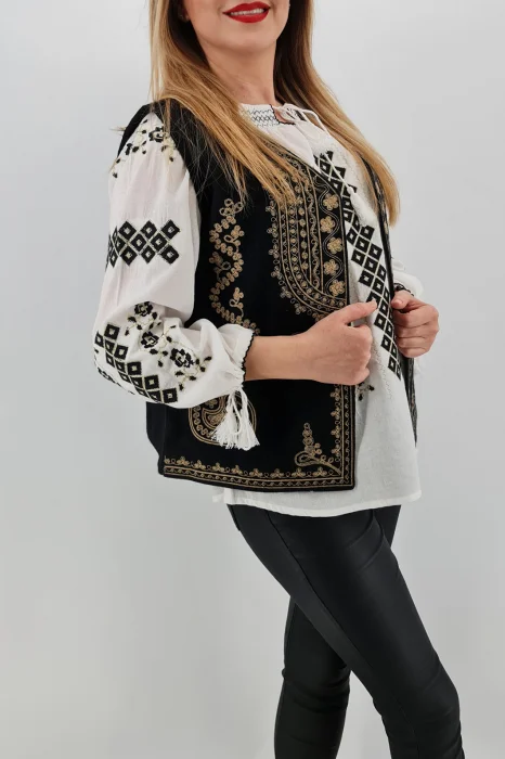 Vesta brodata cu model traditional Angelica 3
