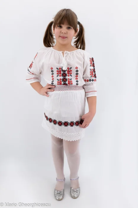 Compleu traditional fetite Florentina