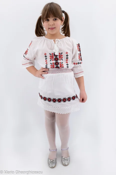 Compleu traditional fetite Florentina