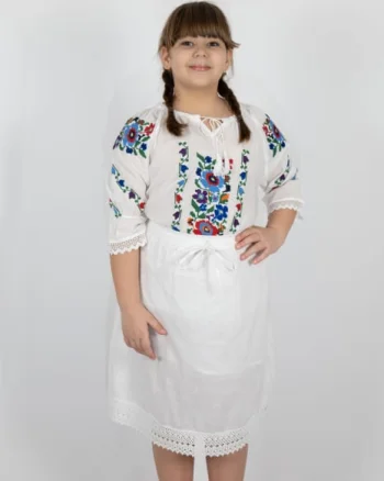 Ie traditionala fetite Marta