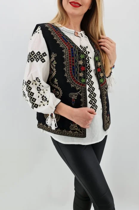Vesta brodata cu model traditional Angelica 4
