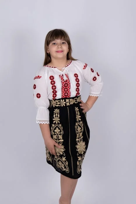 Ie traditionala fetite Lili