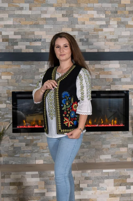 Vesta brodata cu model traditional Angi 13