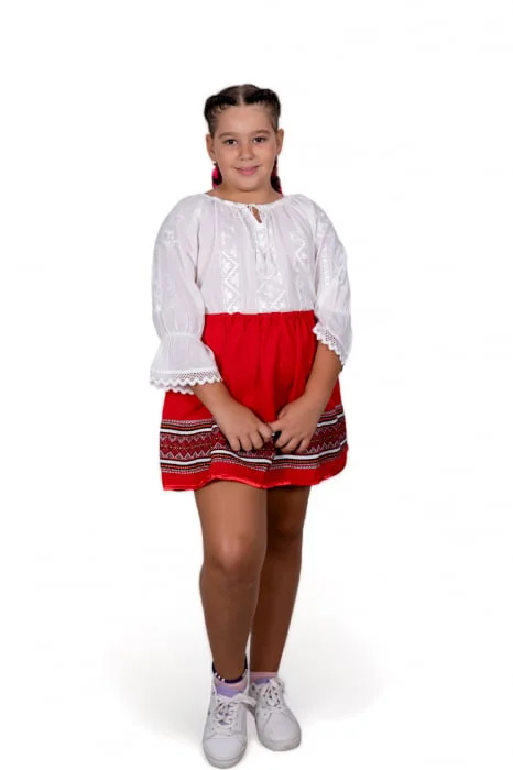 Ie traditionala fetite Gilda 2