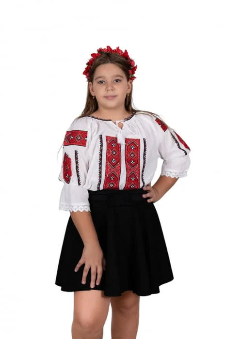 Ie traditionala fetite Mariana