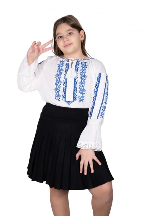 Ie traditionala fetite Antonia 2