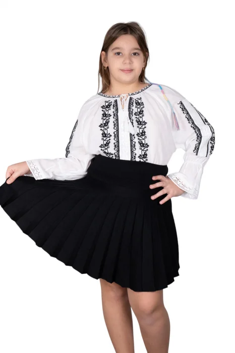 Ie traditionala fetite Antonia 3