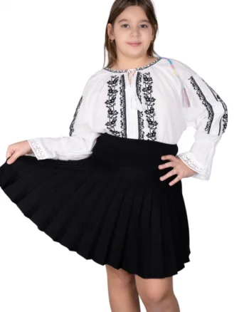 Ie traditionala fetite Antonia 3