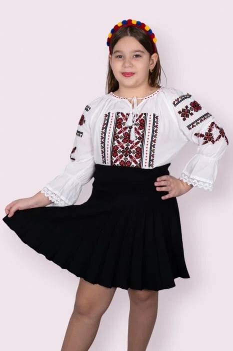 Ie traditionala fetite Melisa 3