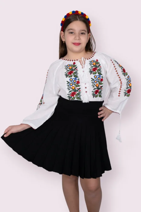 Ie traditionala fetite Roberta