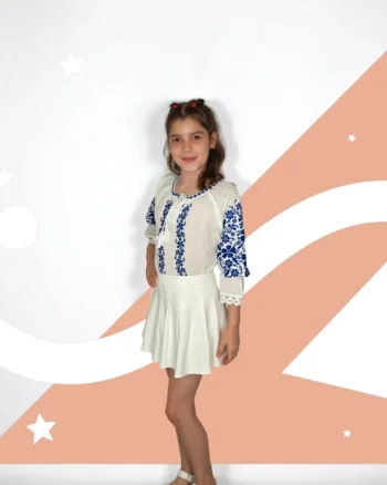 Ie traditionala fetite Monica