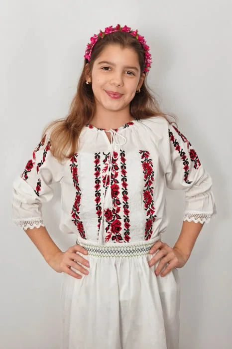 Ie traditionala fetite Steliana