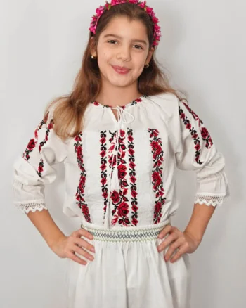 Ie traditionala fetite Steliana