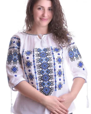 Ie traditionala alba cu motiv geometric albastru Dorina 02