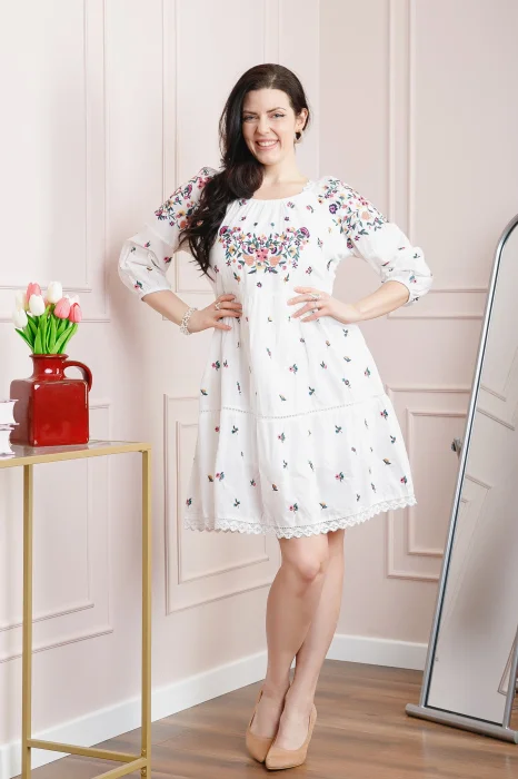 Rochie traditionala evazata alba cu motiv floral multicolor Aurora