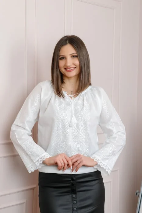 Bluza tip ie alba cu motiv geometric alb Aura