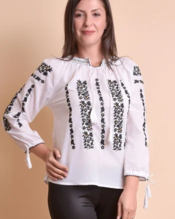 Ie traditionala alba cu motiv floral negru Eugenia