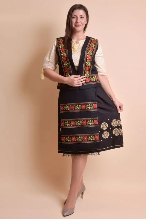Catrinta traditionala neagra cu broderie florala rosie Maria