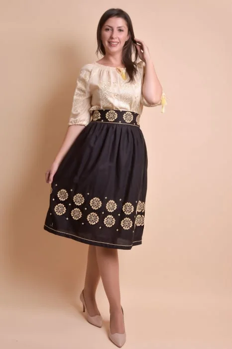 Fusta traditionala neagra cu broderie florala crem Eva 02