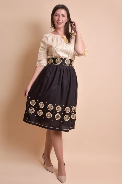 Fusta traditionala neagra cu broderie florala crem Eva 02