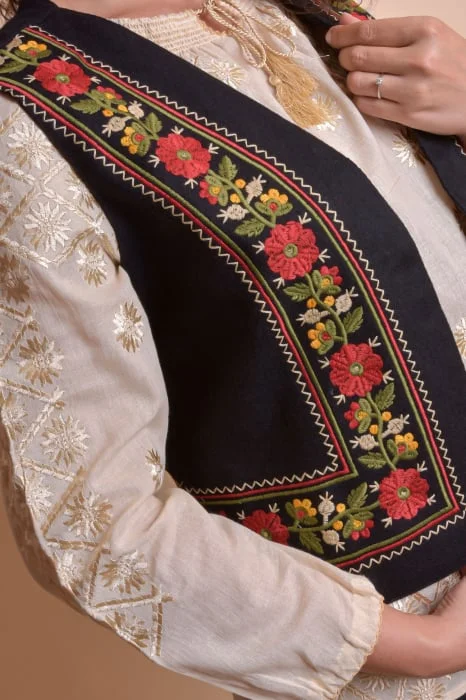 Vesta traditionala neagra cu broderie florala rosie Maria 01