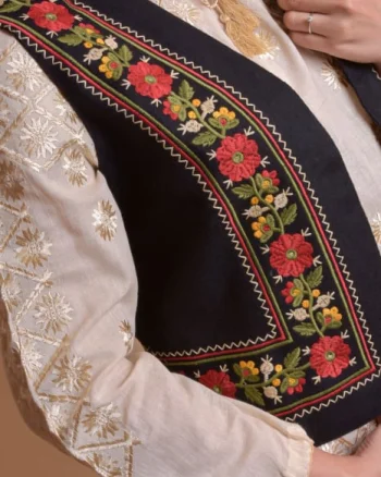 Vesta traditionala neagra cu broderie florala rosie Maria 01