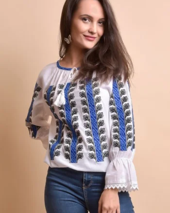 Ie traditionala alba cu motiv geometric albastru Cezara 01