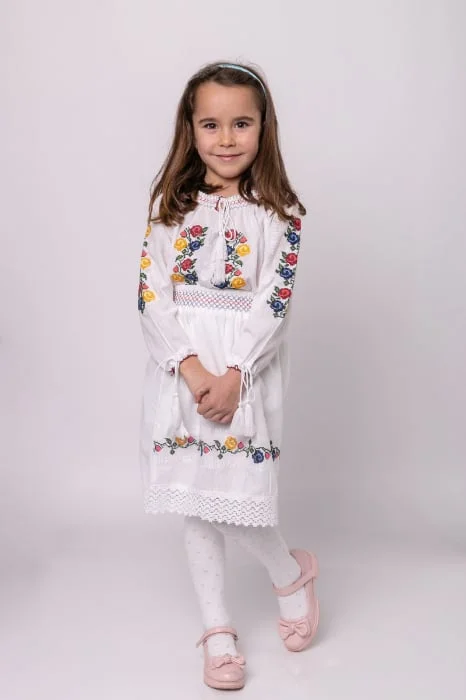 Compleu traditional alb pentru fetite cu motiv floral tricolor Alessia