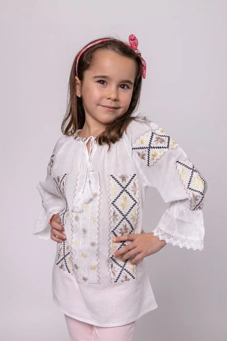 Ie traditionala alba pentru fetite cu motiv floral auriu Dana