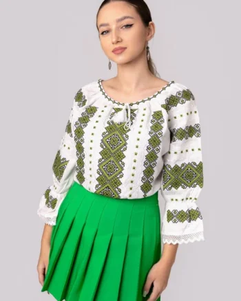 Ie traditionala alba cu motiv geometric verde Ernestina 02