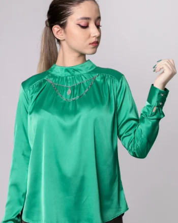 Bluza verde eleganta cu lantisor decorativ