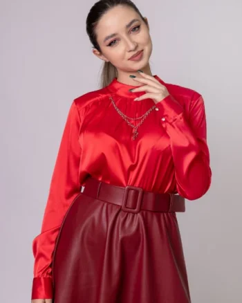 Bluza rosie eleganta cu lantisor decorativ