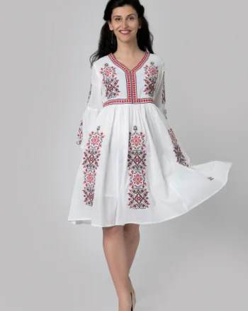 Rochie traditionala evazata alba cu motiv geometric rosu Darina