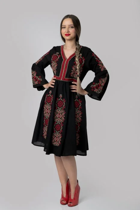 Rochie traditionala evazata neagra cu motiv floral rosu Ileana