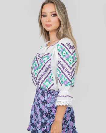 Ie traditionala alba cu motiv floral mov Ariana