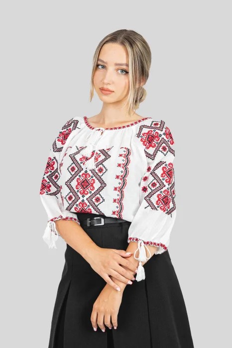 Ie traditionala alba cu motiv geometric rosu Erica 02