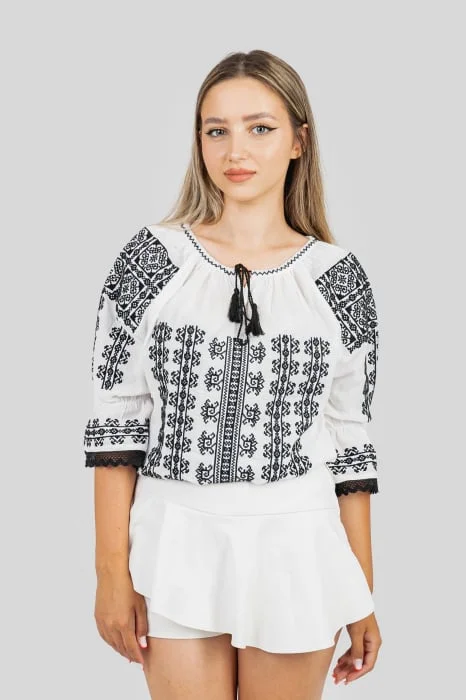 Ie traditionala alba cu motiv geometric negru Dumitra