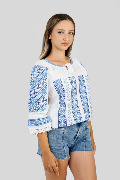Ie traditionala alba cu motiv geometric albastru Aurora 01