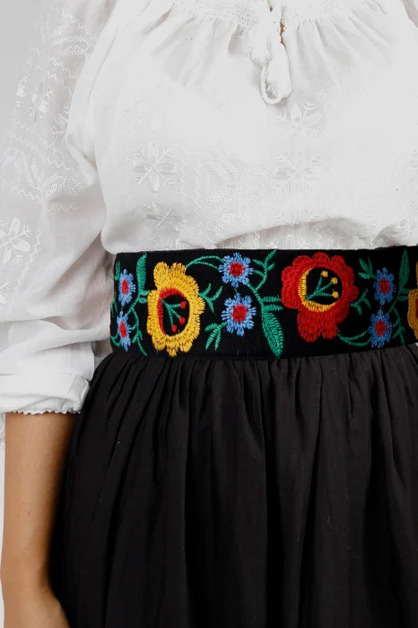 Brau traditional negru cu motiv floral multicolor Flavia 02