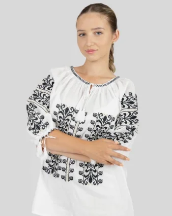 Ie traditionala alba cu motiv floral negru Augustina