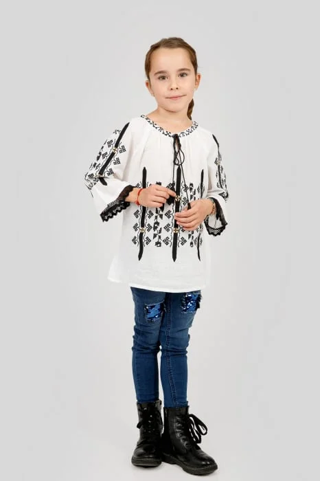 Ie traditionala alba pentru fetite cu motiv geometric negru Viviana