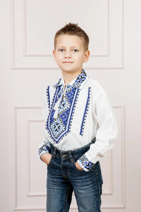 Camasa traditionala de baieti alba cu motiv geometric albastru Flavius 01